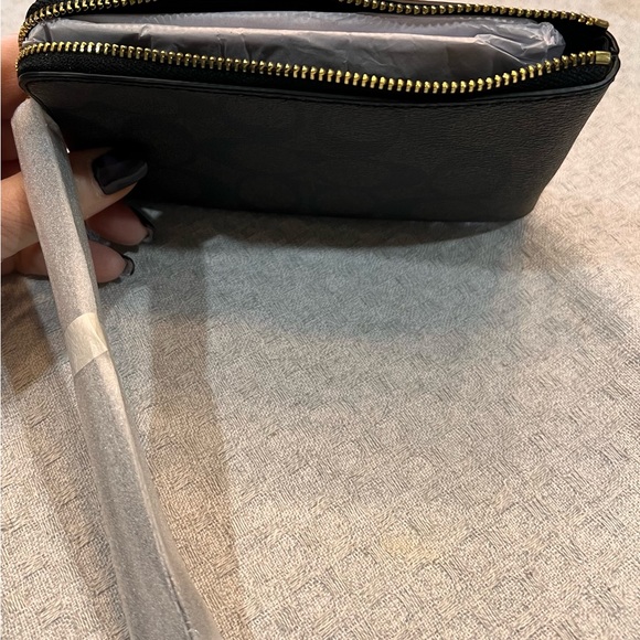 Gorgeous, NWT, black/brown COACH Signature “C” PVC Leather corner zip wristlet - Picture 14 of 15